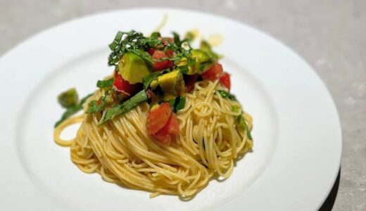 冷蔵庫にあるものでさっと作るベジタリアン風パスタ：トマトとアボカドのカペリーニ